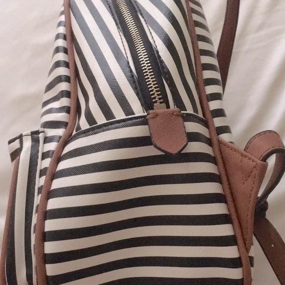 GUESS BACKPACK - Picture 2 of 4